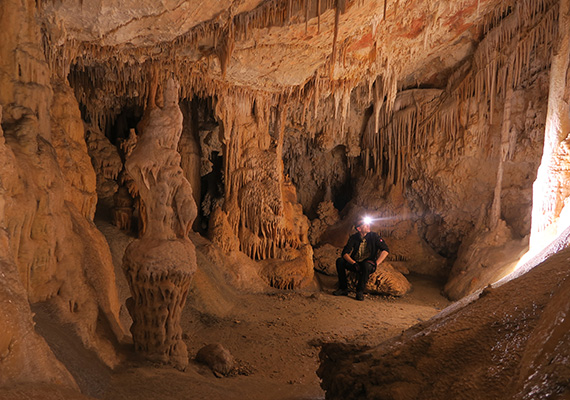 8,8mm, f/2.8, 10, ISO 125<br>Kleine Höhle auf Mallorca mit unterirdischem See